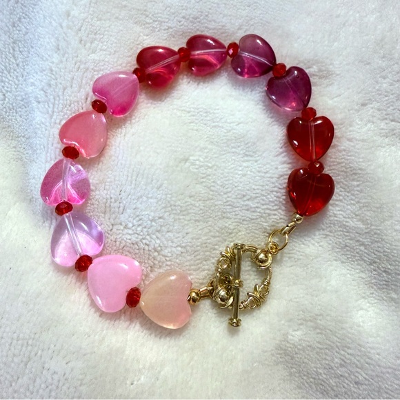 Hand Crafted Jewelry - Glass Heart Bracelet in Pink and Red Ombré